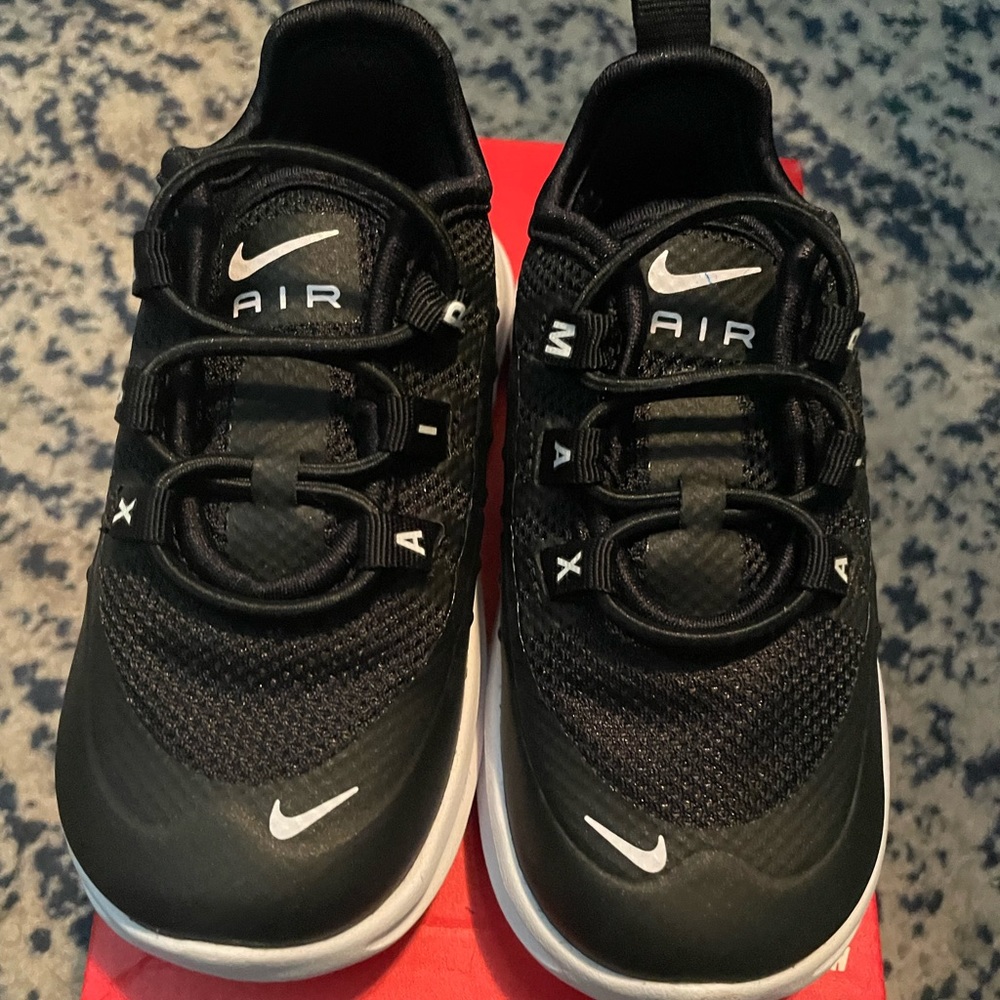 EUC Nike Air Max Axis (Toddler) 6C